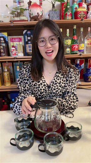 Manufacturer promotes teapot and 4 cups for 9.9 yuan