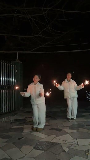 Such a beautiful fireworks dance of course cannot be missing#Fireworks dance#Douyin Hot Sp