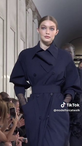 Gigi Hadid Stuns in MaxMara SS'19 Finale | Runway Model Fashion Show