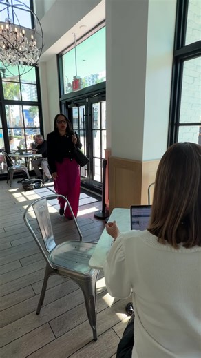 💸 ¿Tienes $100K (o algo ahorrado) y no sabes qué hacer con eso? No lo dejes dormido en el banco 💤 Con la estrategia correcta, puedes convertirlo en propiedades que se pagan solas 🏠 Y que mes a mes te dejan dinero 💰 Esto se llama apalancamiento progresivo: compras, rentas, refinancias y repites📈 Así es como muchas personas están multiplicando su dinero sin volver a empezar de cero. 📲 Seguime y te muestro cómo hacerlo paso a paso