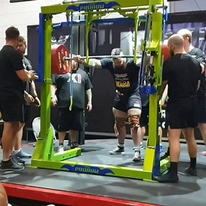 Next in the series of best ProRaw moments we have @dylan_hellraiser squatting 455kg in front of @schwarzenegger , on his way to becoming the first man in history to squat 1000lbs and pull 900lbs raw in the same meet st ProRawXl #history #espn #foxsports #foxsportsaustralia #prorawxl | ProRaw Powerlifting