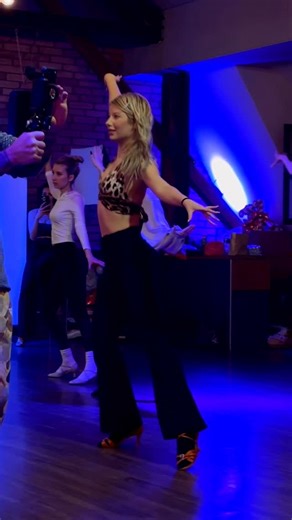 Dorka Marsi on Instagram: "elkaptuk állítólag💃🦟🐆 köszi a bommmba workshopot @freytimii 👑 support @odettbernath @csengecs #trexhands #teszemittmagamat #dance #workshop #showdance #latindance #elkaptam #miau #freylatin #freylatinworkshop"