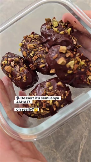SEMUA DESSERT ITU JAHAT! katanya, sebelom kenal namaste 😌🙏 Kalau ada dessert secakep, seGAMPANG, se ENAK, Plus Kaya gizi kaya gini Masa tega sebut dia jahat sihh?👀 Kurma sendiri kaya akan serat, jadi meski manis, serat nya bantu stabilin glycemic index nya Kasih energi, kaya gizi, ga heran deh jadi buah yg sering di pake dibulan suci Ramadhan ☺️ Apalagi ditambah peanut butter, sumber lemak baik yg makin melambatkan kenaikan gula darah ditubuh, juga kasih another energi strong Coklat pekat, ka