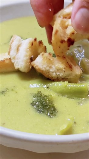 COMMENT RECIPE 👍 When you want comfort in a bowl — creamy, cozy, nutrient-dense — nothing beats a warm vegan cheddar broccoli soup. This plant-milk version gives you all the richness of classic cheddar broccoli soup without dairy, coconut milk, or processed ingredients. Just oat milk, vegan cheddar, broccoli, kale, onion, garlic, and nourishing seasonings that turn into a silky, savory, melt-in-your-mouth soup. . @fieldcompany . #broccoli #food #healthyfood #foodie #foodporn