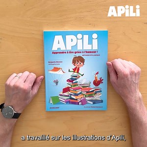 Apprendre à lire en s’amusant, c’est possible avec la nouvelle méthode de lecture Apili (176 pages) et ses nouvelles illustrations hautes en couleur 🖍️✨ Découvrez une méthode syllabique et gestuelle extrêmement attrayante et efficace, fondée sur l’humour et les neurosciences, pour les enfants et leurs parents désireux d’apprendre à lire avec le sourire 🤩 🌎 Best-seller dans 33 pays ❤️ 4,9/5 de taux de satisfaction 👩‍🏫 Recommandée par les orthophonistes ⭐️ Déjà plus de 100 000 enfants conquis