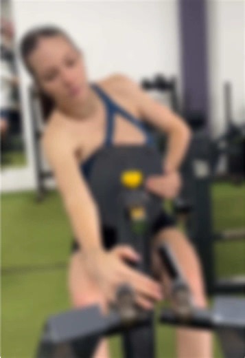 Fri-day is pull-day 🤭💪 #gymtok #estellebelmont #healthylifestyle #gymgirl