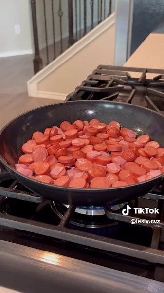 Salchichas a la Mexicana Gratinadas, Receta Fácil