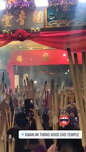 HUAT AH! 🍊🍊 Happy Chinese New Year everybody! Devotees at 四马路 dashing forward to place the first incense (插第一柱香) for good fortune 🙏🏻 | AsiaOne