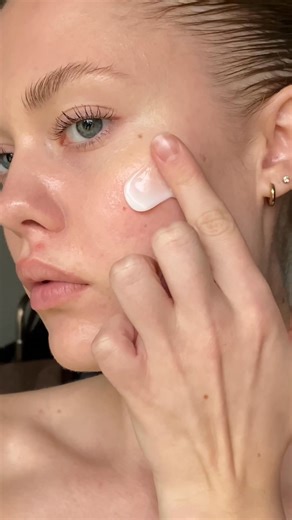 FILORGA Hyalu-Filler – fyldig, glatt og intenst fuktet hud i tre trinn. Oppdag Serum, Cream & Lips for klinisk bevist fukt og tidløs glød. | Laboratoires Filorga