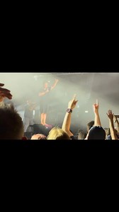 Mike Skinner, stary rowerze. Jak na Sierpińskiego na Ochocie leżałem na materacu, ty zawsze jakoś dziwnym trafem leciałeś z głośników. „Blinded by the lights”. Przewidziałeś chyba fame @jakubzulczyk w Polsce, co? Te kacowe niedziele, byłeś soundtrackiem. I nagle wbijasz do Progresji, bierzesz majka, nawijasz jak Angil z wherever na all inclusive na karaoke na Krecie. Ubrany w spodenki, wyglądasz jak Jack Wilshere dwa lata po skończeniu kariery. Ogólna wyjebka. Masz piwo w plastikowym kubku. Flow