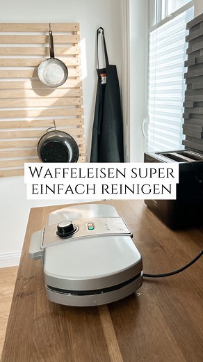 137K views · 545 reactions | Super einfach das Waffeleisen reinigen  2 EL Mehl 4EL Wasser zusammen verrühren in die Kammer geben und backen lassen… #waffeleisen #putztipps #haushaltstipps #putzhacks #hacks #lifehacks | liesa_maier | Facebook