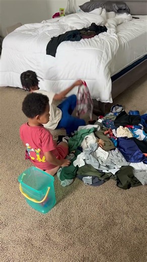 Easy kid and toddler chores for ages 2-6! #kidschores #toddlerhelp #kidactivities