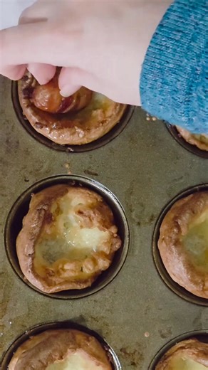 Why not make some stuffed Yorkies for xmas. My yorkshire pudding recipe but split over 12 muffin tin holes instead of 6 to make sure they rise enough to get a yorkie with a nice dip in and not a massive puffed up one which can't be filled. Stuff with a cooked pig in a blanket and chopped camembert, return to oven for a couple mins to melt the camembert then sprinkle on dried cranberries! Gluten free yorkie recipe is on my website 😋 #stuffedyorkshirepuddings #yorkshirepuddings #glutenfree #coeli