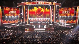 177K views · 4K reactions | Uno de los momentos más esperados de la noche. ¡Ellen DeGeneres batiendo récords! Se convirtió en la máxima ganadora de #PCAWarner de la historia. | Warner Channel | Facebook