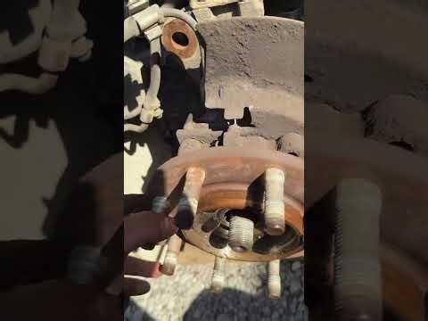 2003 Chevy 3500 dually, cambio de Valero de enfrente #valero #wheelbearing