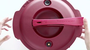 La NUEVA OLLA A PRESIÓN Tupperware logra una combinación perfecta entre la rapidez del microondas con los sabores de las comidas al horno. ¿Estás listo preparar platos increíbles en menos tiempo? ⌚. Descubrí el precio especial lanzamiento en nuestro Folleto Online: http://bit.ly/OllaAPresion-C19 #Tupperware ® #DesdeSiempreConVos | Tupperware Argentina