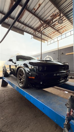 Chuy Rmz on Instagram: "Sabías que con la tubería original no se puede instalar un kit de flamas 👀 Por eso a este Challenger le cambiamos toda la tubería a 3 pulgadas, sin catalizadores, con su X-pipe, para que el flujo sea directo y cuando le pises no vaya reducido. También sacamos las tips un poco más para afuera para no quemar el bumper cuando tire lumbre 🔥 Todo este trabajo anda alrededor de $500 dolaritos. #challengersrt #straightpipe #viral"