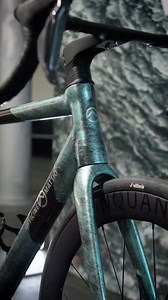 The Lemma 3.0 Serpentinites Carbon Raw: a masterpiece in motion. Every detail of the Lemma 3.0 reveals its spirit: the authentic elegance of Monviso, reflected in its shades, deep shadows, and raw carbon textures. This bike is crafted not only for performance but as a tribute to the timeless beauty of our land. From the serpentinite color that echoes the rocks of the Italian Alps, to the exposed carbon details that highlight precision and power, the Lemma 3.0 Serpentinites Carbon Raw is designed