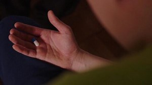 男孩明明参加的是同学会，可他却在教室的柜子里，发现一具尸体