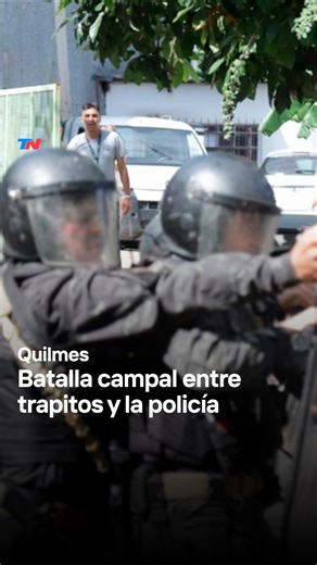 TN - Todo Noticias on Instagram: "BATALLA CAMPAL EN QUILMES ENTRE LOS TRAPITOS Y LA POLICÍA I Se desataron fuertes protestas a metros del Concejo Deliberante de la ciudad, donde se intenta establecer una ordenanza para regular a los trapitos e instalar un sistema de estacionamiento medido. “Está dentro de una propuesta cerrada que no permite ni siquiera presentarnos como cooperativa para licitar”, le dijo a TN Laura Cibelli, intregrante de la Unión de Trabajadores y Trabajadoras de la Economía P