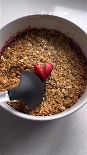 Nutrisimple on Instagram: "🍓 Croustade aux fraises du Québec ✨ Bonne Saint-Jean à tous! 💙🤍 La saison des fraises est enfin là, et c’est le moment idéal pour cuisiner local, simple et délicieux! Voici une recette qu’on adore chez NutriSimple : une croustade aux fraises parfaite pour vos brunchs, soupers festifs… ou simplement pour profiter du goût sucré des petits fruits d’ici. 🍽 Ingrédients : Garniture : • 2 tasses de fraises fraîches du Québec 🍓 • 1/4 tasse de sucre blanc Croûte croustilla