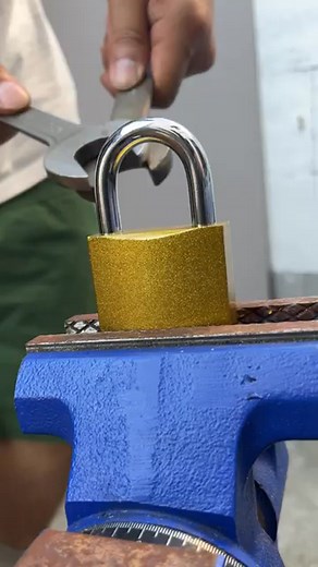 Two Wrenches Easily Open a lock! #diy #handyhacks #reelsviralシfb #foryoupageシ #fbviral #HandyHacks #knots #tips | বাস্তব প্রতিচ্ছবি