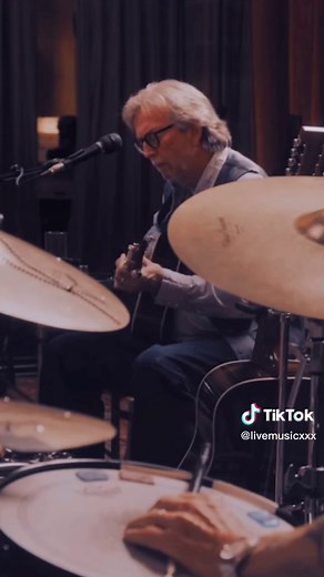 Eric Clapton's Emotional Performance of Tears in Heaven (1992)