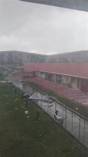 瓜拉冷岳地区周三（15日）下午遭遇强烈风暴，将当地住宅屋顶掀走，甚至出现龙卷风袭击学校，灾后满目疮痍！ 根据面子书流传视频，风暴发生在猛吉斯路（Jalan Manggis）一带，路上物件随风乱舞，场面一度混乱，昔江港再也国中更是被龙卷风袭击，吹刮屋顶锌板，场景惊险。 有民众开车在风暴中前进，用手机拍摄沿途的惊险画面上传面子书，，所幸暂无伤亡报告。 https://www.chinapress.com.my/?p=4628835 | 中国报中马人 Chinapress Metro