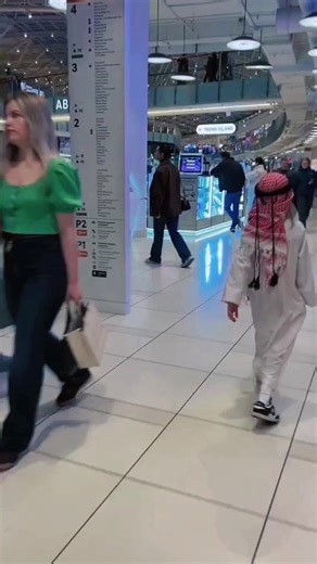 Public Reactions to a Baby in a Cute Habibi Outfit