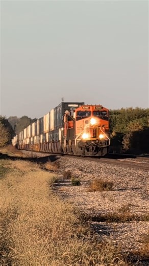 Trains are deceptively fast, and quiet. 4200 leads a 3-Engine Z that rips through Edelstein, IL on October 24, 2025 #trains #railroad #trainspotting #freighttrain #railway | Midwest Model Railroad