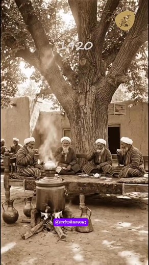 Tarix Shunos on Instagram: "1920–2025 yillar oralig‘ida choyxona ko‘rinishi zamon bilan birga o‘zgardi. 1920-yillarda u sodda, sokin va faqat yuzma-yuz suhbatlar makoni edi. Vaqt o‘tishi bilan radio, televizor, keyin esa telefonlar choyxonaga kirib keldi. 2025-yilga kelib choyxonalar zamonaviy dizayn va texnologiyalar bilan uyg‘unlashdi. Lekin choyxona mohiyati o‘zgarmadi — u har doim insoniy muloqot va ruhiy hordiq maskani bo‘lib qoldi. Video: vis.uz_ai"