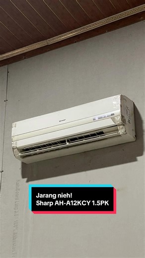 “Masih full ori-an nih!” Halo guys selamat malam semuanya 👍🏻, nah kali ini mimin sedang berada ditempat yang sama seperti video sebelumnya yaa! Disini mimin menjumpain sebuah ac Sharp oem Gree gen pertama nih? Langsung aja ini dia Sharp AH-A12KCY 1.5PK Standard Oem Gree ya. Nahh KCY series ini merupakan lineup ac Sharp entry level pada zamannya ya. Seri ini awal pertama kali rilis itu sekitaran tahun 2009 berbarengan dengan kembarannya LCL, KHL dan LEY series. Ac ini juga sering dibilang sebag