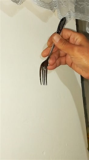 Trick to install a photo frame on the wall #shorts