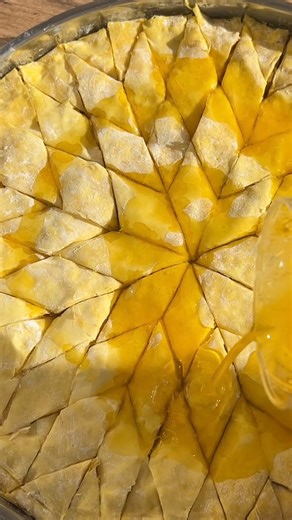 Irsida’s Kitchen | BAKLLAVA TRADICIONALE ME PETË SHTËPIE ✨ Pa sodë buke – Pa fryrës për ëmbëlsira 🧈 Përbërësit për brumin: • 6 të verdha veze • 2 vezë të... | Instagram
