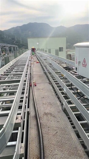 This is a 1x400 high-voltage cable with a total length of 1,000 meters. It was installed using 10 cable haulers that pulled the cable into place with tow ropes.#CableInstallation #cable #cablelaying #cablemanagement