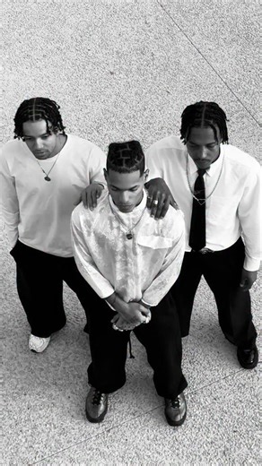 ANKIFF✨✨☀️ on Instagram: "Je me souviens comme si c’était hier. On nous a fait croire, très tôt, que nos cheveux étaient sales, indisciplinés, pas assez beaux. Cette idée a tellement circulé qu’elle a fini par atteindre nos propres parents, qui pensaient bien faire en nous apprenant à cacher, lisser, couper ou corriger ce qui faisait pourtant partie de nous. Grandir avec des cheveux crépus, c’était apprendre à douter de soi. À croire qu’un afro était “trop”, que les tresses n’étaient pas “présen