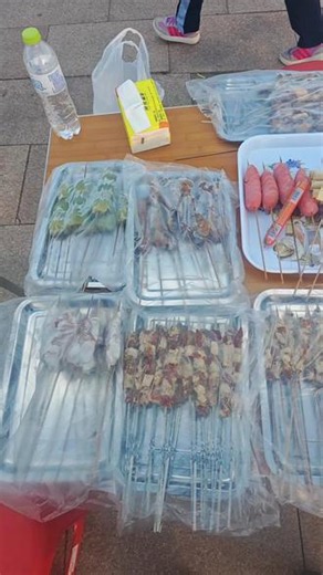 地址流口红绿灯往东走图书馆对面，中间摊位哦，看哪个胖乎那个是我哈哈，今天东西比较少，肉串一元，油边五元，来吧等你们#味道好极了你们想吃吗