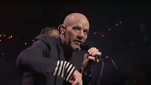 «Losing My Religion» (en español, literalmente, «perdiendo mi religión»; expresión sureña que en traducción libre podría equivaler a «desquiciándome») es una canción de la banda estadounidense de rock alternativo R.E.M. Se lanzó como el primer sencillo de su álbum de 1991 Out of Time. | Videos Musicales Solo En Hd