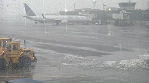 Snow causes area airports to cancel approximately 2,000 flights
