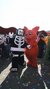 🎉 Gotta Meet 'Em All! 🎉 Endlich wieder LEGOLAND! Feiert mit uns den Saisonstart und erlebt eine Vorschau auf alle Event-Highlights der Saison 2025 an einem einzigen Wochenende ✨🎢 🎅 Weihnachtsmann, 🧟‍♂️ Frankenstein, LEGOLAND Boy & Girl, 🐰 Hopsy, 👩‍🚒 Feuerwehrfrau, 💀 Skelett Boy, DJ Good Vibes 🎧 und ihre Freunde - dieses Wochenende trefft ihr sie alle. 👉 Erfahrt schon jetzt, welche spannenden Events dieses Jahr im LEGOLAND Deutschland auf euch warten: https://legoland.de/events 🗓️ Nur