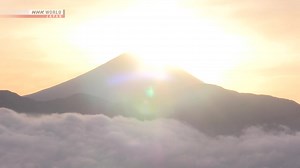 【影片】《「鑽石富士」讓遊客陶醉》 10月2日可在山梨縣身延山看到，旭日從富士山山頂升起閃耀的「鑽石富士」景象。 海拔1153公尺的身延山，至2日前共為期3天，配合可觀賞到鑽石富士的早晨時段行駛索道。 #鑽石富士 #山梨縣 👇觀看其他影片👇 https://www3.nhk.or.jp/nhkworld/zt/news/programs/clips.html | NHK WORLD-JAPAN Chinese - traditional
