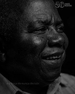 No Dia da Vitória, celebramos as histórias de conquista que dão vida ao nosso Porto. Jornadas inspiradoras como a do Sr. Felizberto, que chegou a Maputo em 1973, com apenas 13 anos, vindo de Inharrime, e a coragem de quem atravessa o país inteiro à procura de uma vida melhor. De dia trabalhava e à noite estudava. Um ritmo exigente que manteve até concluir o ensino secundário e ingressar na área de conferência dos CFM, em 1980. Cresceu com as oportunidades que foi conquistando e chegou a encarreg