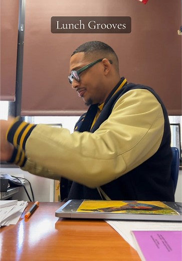 Jilly can rap. 🚶🏾‍♂️🔥#teachersoftiktok #teacher #2000s #neosoul #rnb
