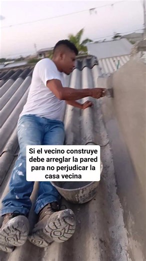 Gleimer Causil on Instagram: "Legalmente si el vecino construye debe arreglar para que el agua no se filtre entre las dos paredes. #albañileria #construccion #albañiles"