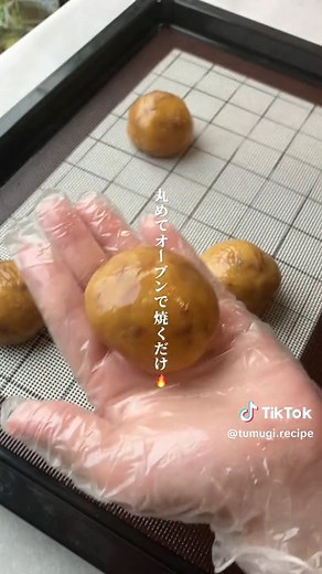 しっとりずっしり美味しすぎる🍫😋 【チョコチャンククッキーの作り方🥣】 ◯材料◯(約4枚分) ◎無塩バター 33g ◎三温糖 50g ◎卵黄 1個 ◎塩 0.3g ・重曹 0.5g ・薄力粉 70g ・チョコ 40g ※お好みでバニラオイル少々 ~下準備~ ・バターをレンジで溶かす ・チョコを粗く刻む ・オーブンを160度に予熱 ◯作り方◯ ①ボウルに◎を全て加えて混ぜる。 ②重曹・薄力粉を加えてさっくり混ぜてまとめる。 ③刻んだチョコを加えて混ぜる。 ④生地を四等分して丸め、160度に予熱したオーブンで14分焼く。 🌟ポイント🌟 チョコは少し大きめに刻むのがおすすめ☺︎ これはほんっとーーーーーー！に美味しい！！🥰🥰 今まで作ったソフトチャンククッキーの中で1番です❤️‍🔥 しかも超簡単！！！ 粉以外は一気にボウルに入れちゃってok！ ささっと混ぜて粉加えてチョコ入れたら丸めてオーブンへgo！ お手軽すぎてたくさん作りすぎちゃう🥹💓 チューイークッキーに少し近いけど、ねっとりしすぎない、しっとりめな食感です☺︎ 焼きたてはしっとり＆チョコがとろ~り、冷蔵庫で冷やす