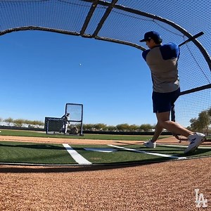 【 #ドジャース 】#大谷翔平 が豪快にかっ飛ばす！！ キャンプでのバッティング練習の映像をご覧ください🔥 🎥: @dodgers | MLB Japan