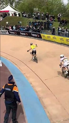 🥇Wout van Aert wins #ParisRoubaix Hauts-de-France 2026
