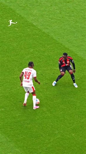 Le style de joueur que j’aime trop Des dribbles EFFICACES Habile avec ses deux pieds, agile, explosif sur les premiers appuis, beaucoup de feintes de corps Ici ça préfère les grigris de merde qui servent à rien