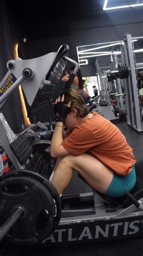 Claudia Valdes | Muy difícil no decir malas palabras con este ejercicio @angel_powerfit @nestor_jimenezoficial | Instagram