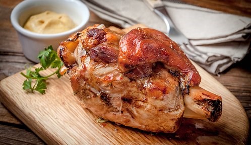 Grilované vepřové koleno, které se jen rozpadá. Zvládnete ho i bez grilu! - Magazín Recepty.cz